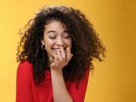 باحثون يكشفون السر: الضحك يحمي قلبك ويعيد توازنك النفسي