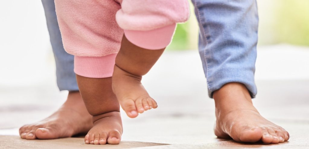 طفل يتعلّم المشي