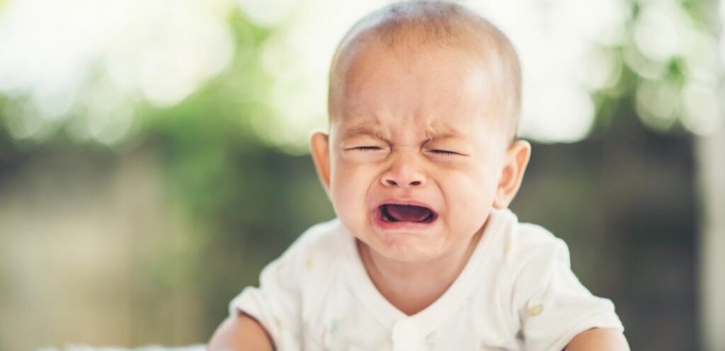 طفل رضيع يبكي