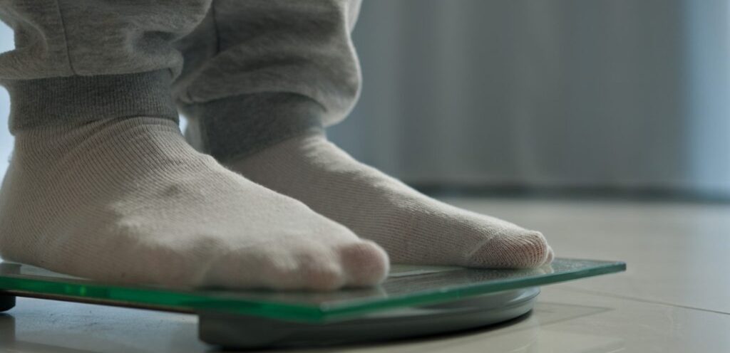 طفل يقف على الميزان