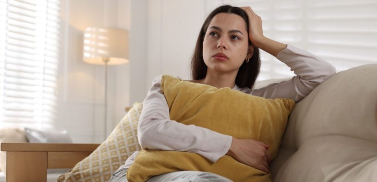 امرأة متعبة في المنزل