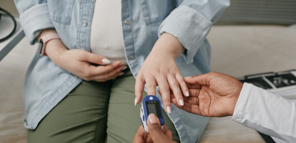 امرأة حامل تجري فحوصات