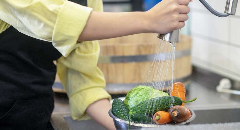 هل تعرفين أن الماء وحده لا يكفي؟ اكتشفي الطريقة المبتكرة لتعقيم الخضار!