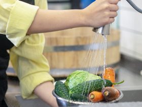 هل تعرفين أن الماء وحده لا يكفي؟ اكتشفي الطريقة المبتكرة لتعقيم الخضار!