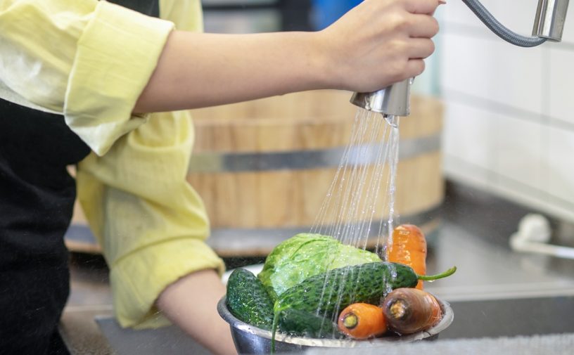 هل تعرفين أن الماء وحده لا يكفي؟ اكتشفي الطريقة المبتكرة لتعقيم الخضار!