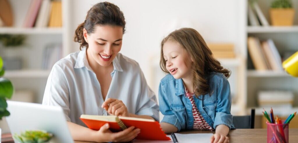 امرأة تدرّس طفلها