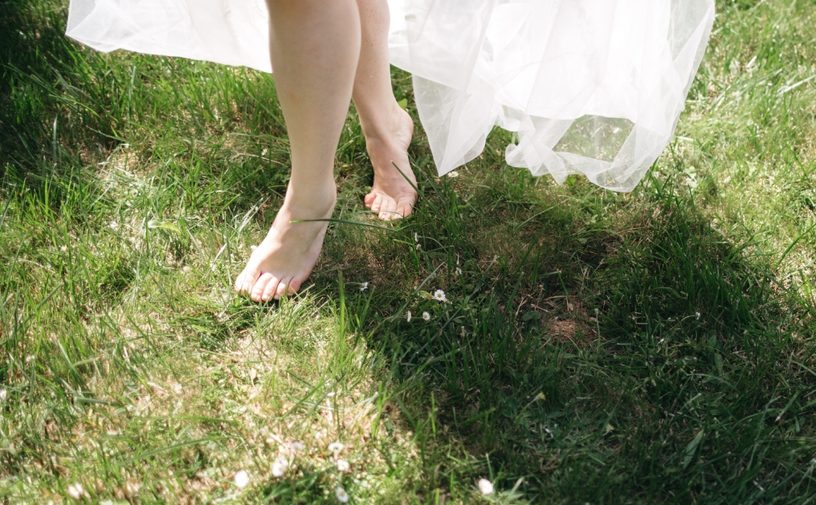 لماذا ينصح الأطباء بخلع الحذاء والمشي على العشب؟ السبب سيصدمك!