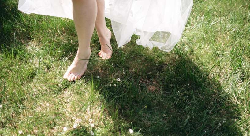 لماذا ينصح الأطباء بخلع الحذاء والمشي على العشب؟ السبب سيصدمك!