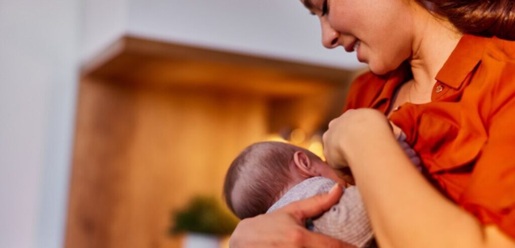 امرأة ترضع طفلها