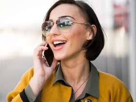 هل تعلمين أن سماع صوت الأم يرفع هرمون السعادة مثل العناق تمامًا؟