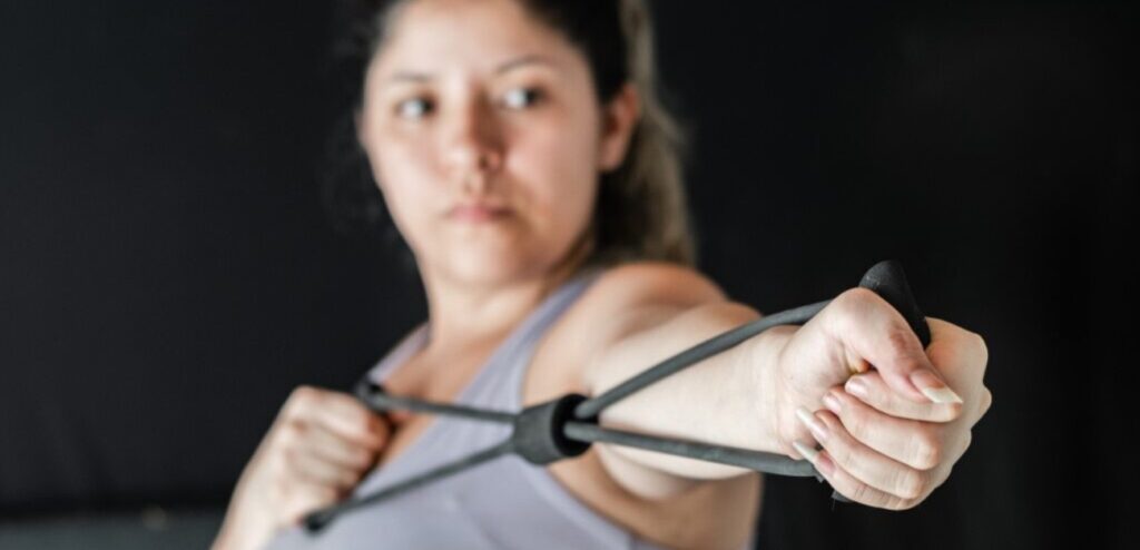 امرأة تمارس الرياضة