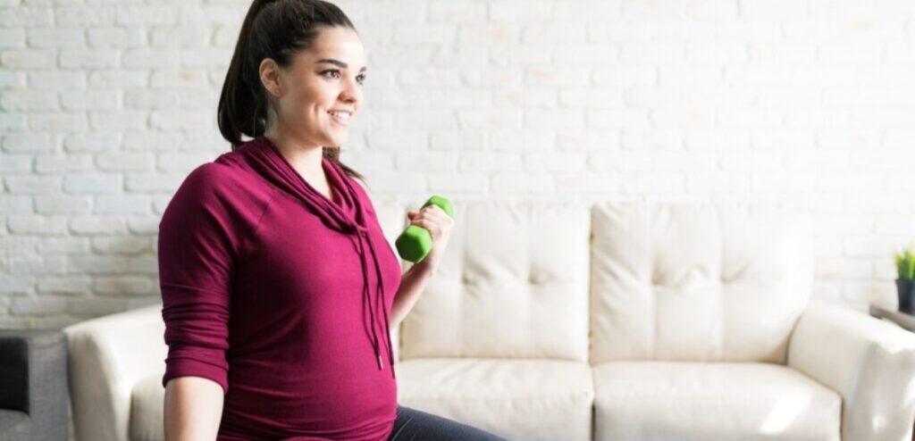 امرأة حامل تمارس الرياضة