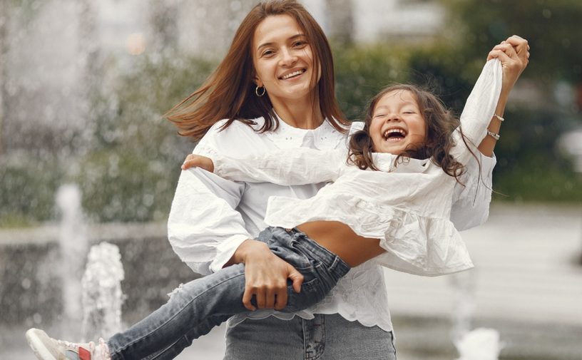 سرّ السنوات الثلاث الأولى: لماذا يحتاجكِ طفلكِ أكثر من أي صديق؟