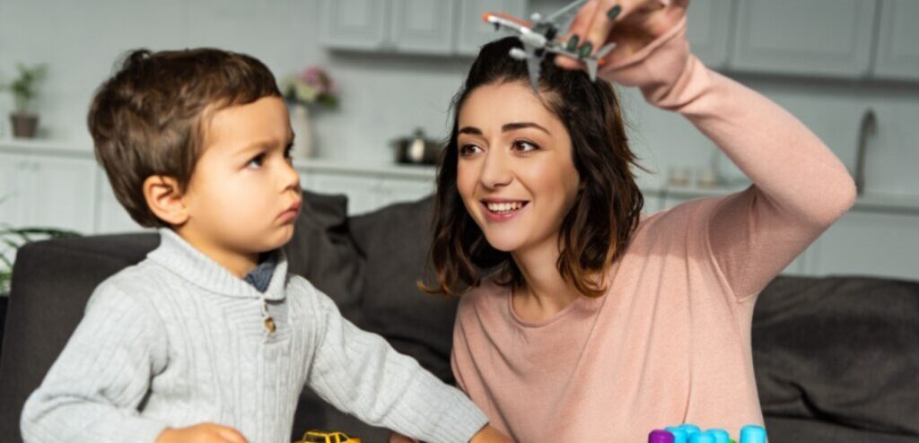 أم تلعب مع طفلها