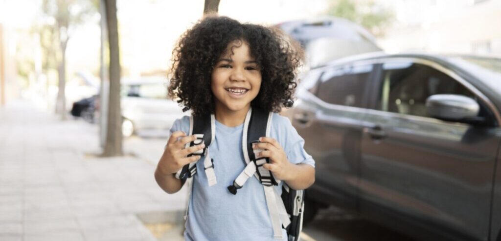 طفل يذهب إلى المدرسة