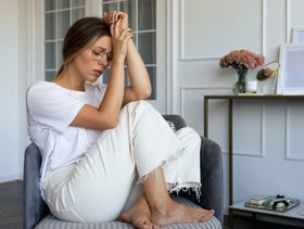 بين العمل والمنزل: كيف يحوّل التوتر الأم إلى آلة إنجاز مذهلة؟
