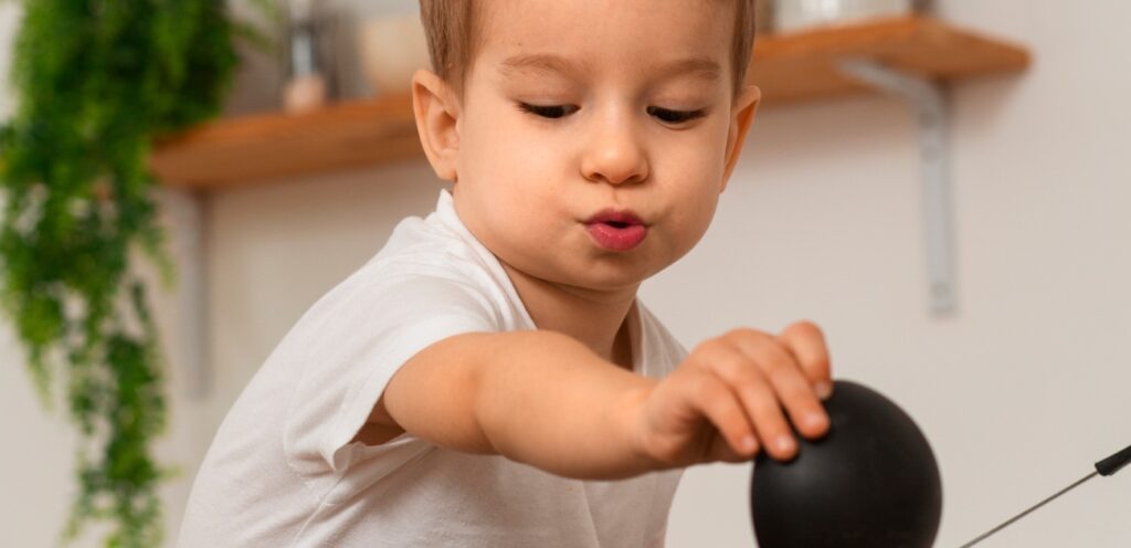 طفل يمسك ملعقة