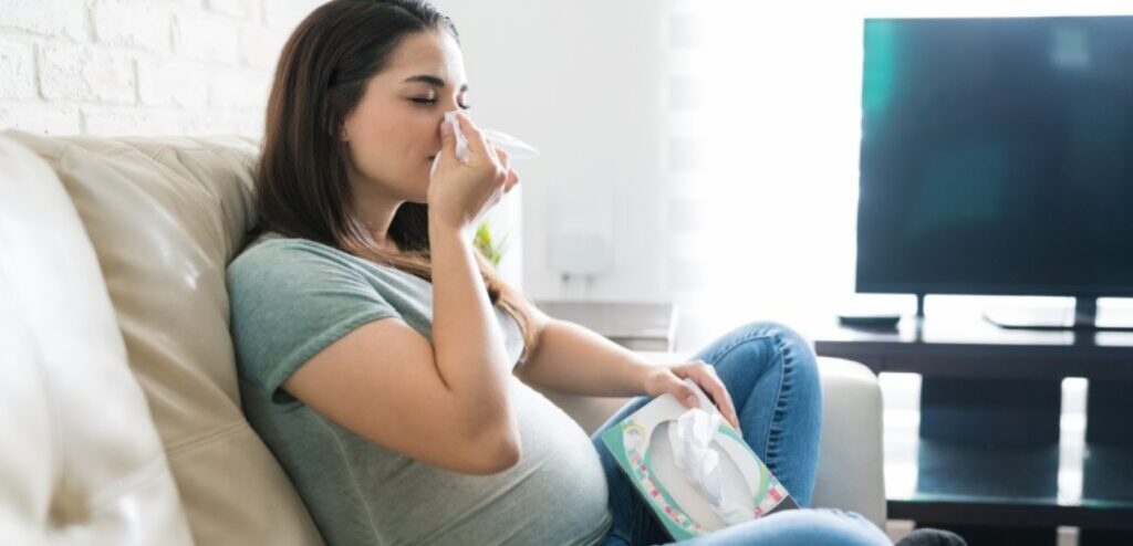 امرأة حامل تعاني من الزكام