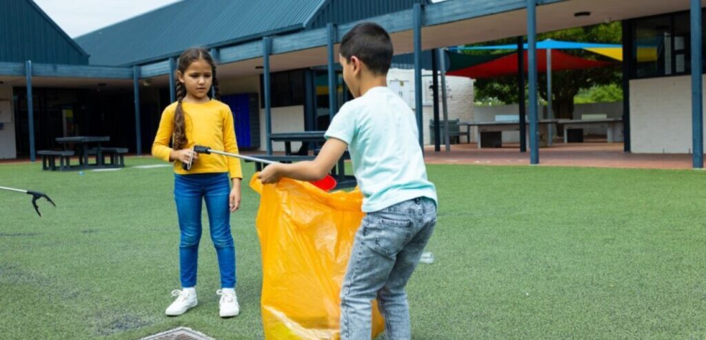 أطفال ينظّفون