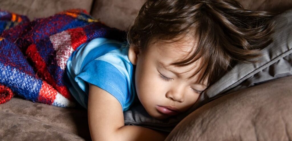 طفل نائم