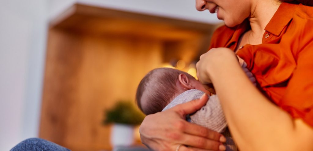 امرأة ترضع طفلها