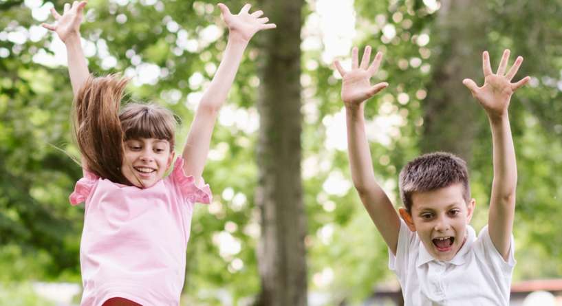 اللعب في الهواء الطلق: سرّ يغيّر سلوك طفلك خلال أيام!