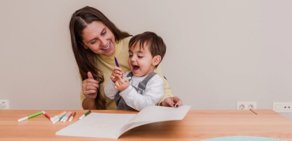 امرأة تدرّس طفلها