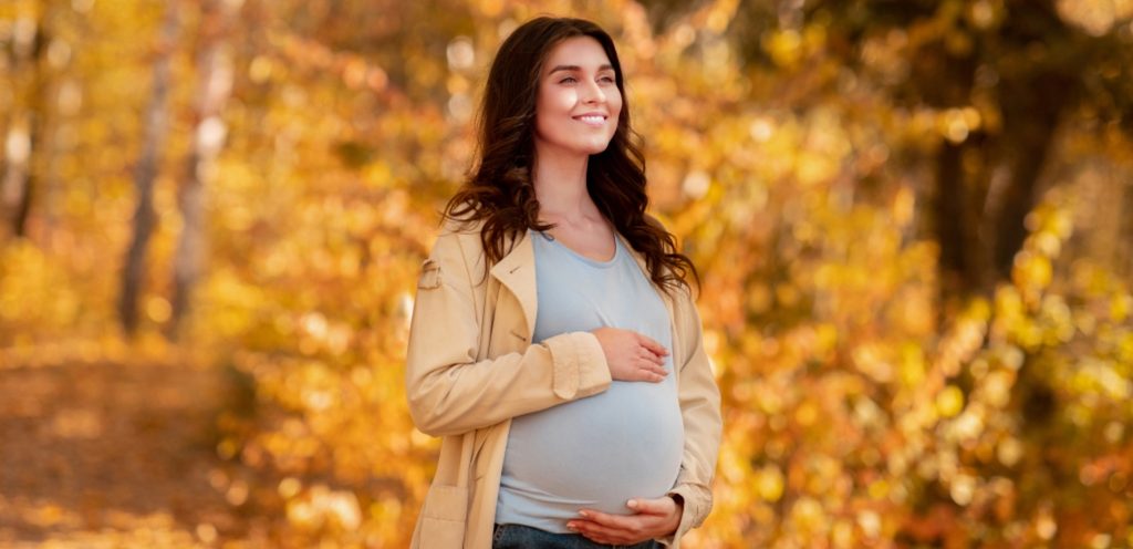 امرأة حامل سعيدة