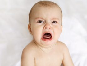 أطعمة عادية تهدّد حياة طفلك: إليكِ قائمة الإنذار الحمراء!