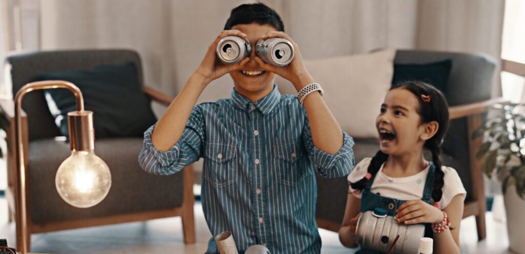 أطفال يلعبون في المنزل