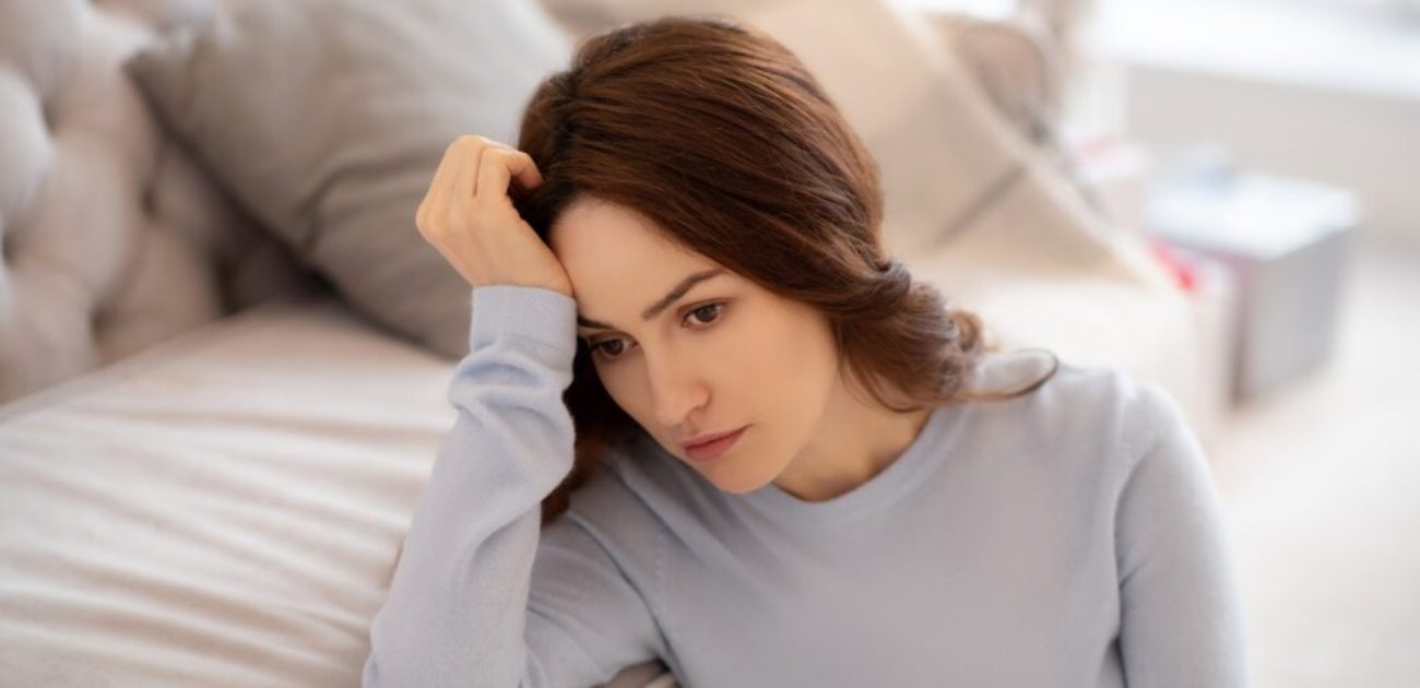 امرأة متعبة في المنزل