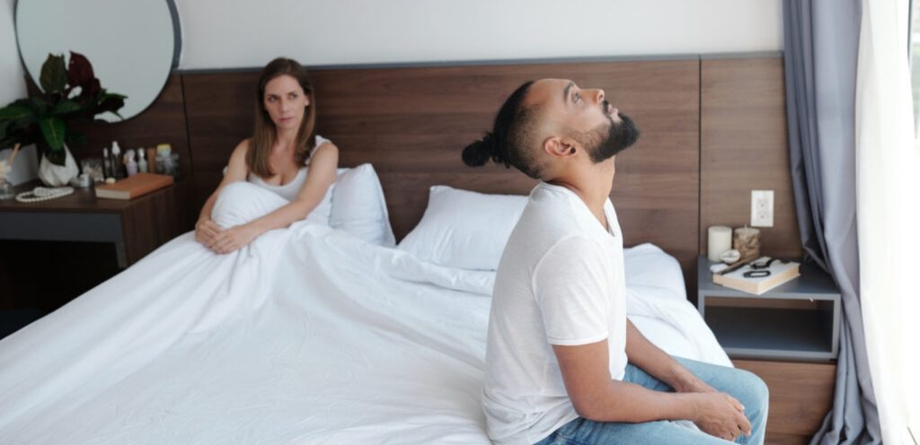 زوجان حزينان في السرير