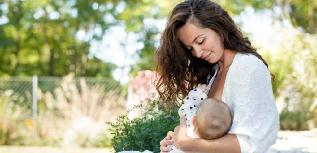 امرأة ترضع طفلها