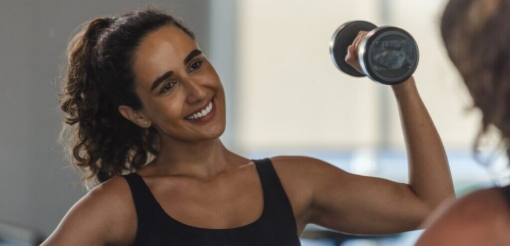 امرأة تمارس الرياضة