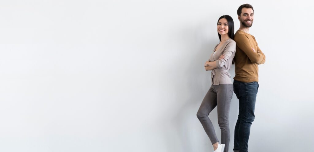 زوجان يقفان متعاكسين