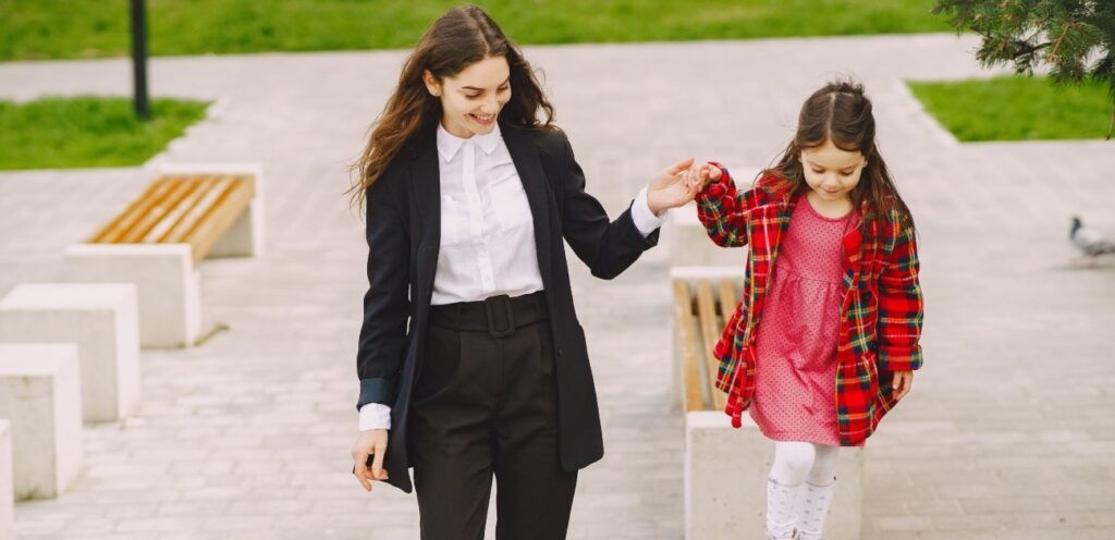 أم وطفلة سعيدتان