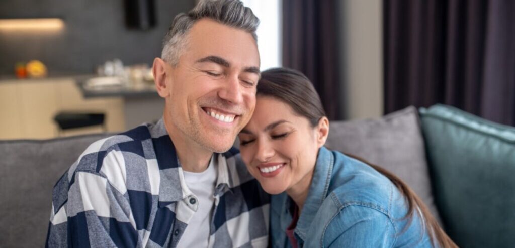 رجل وامرأة سعيدان