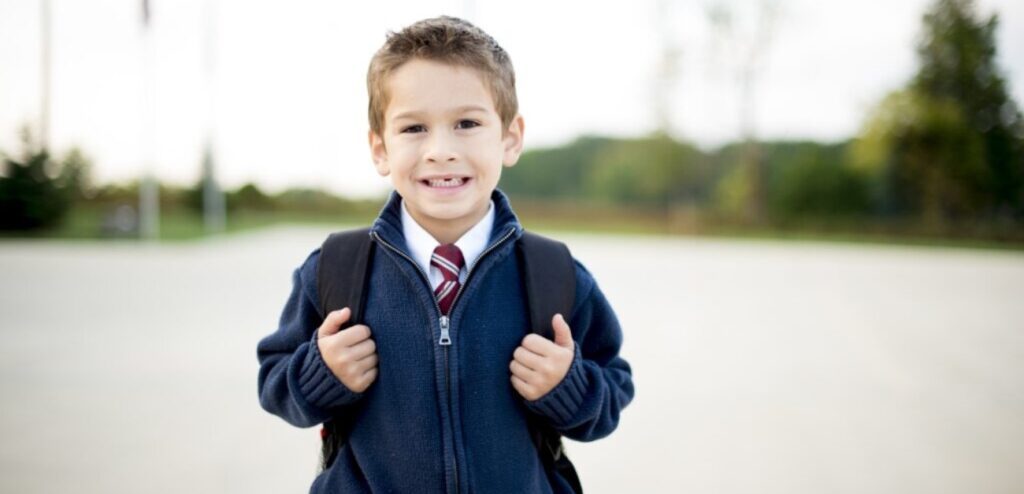 طفل يذهب إلى المدرسة