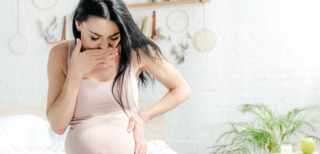 امرأة حامل تعاني من الزكام