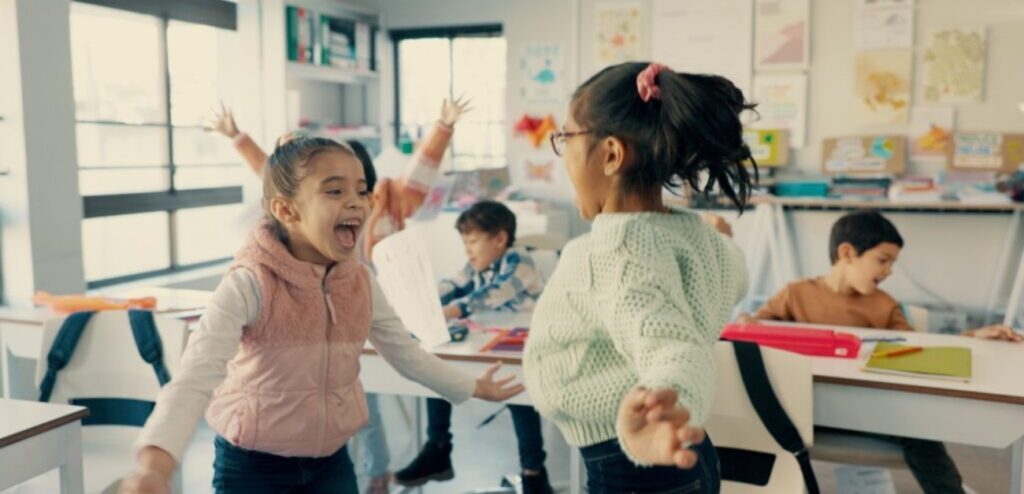 أطفال سعداء في المدرسة