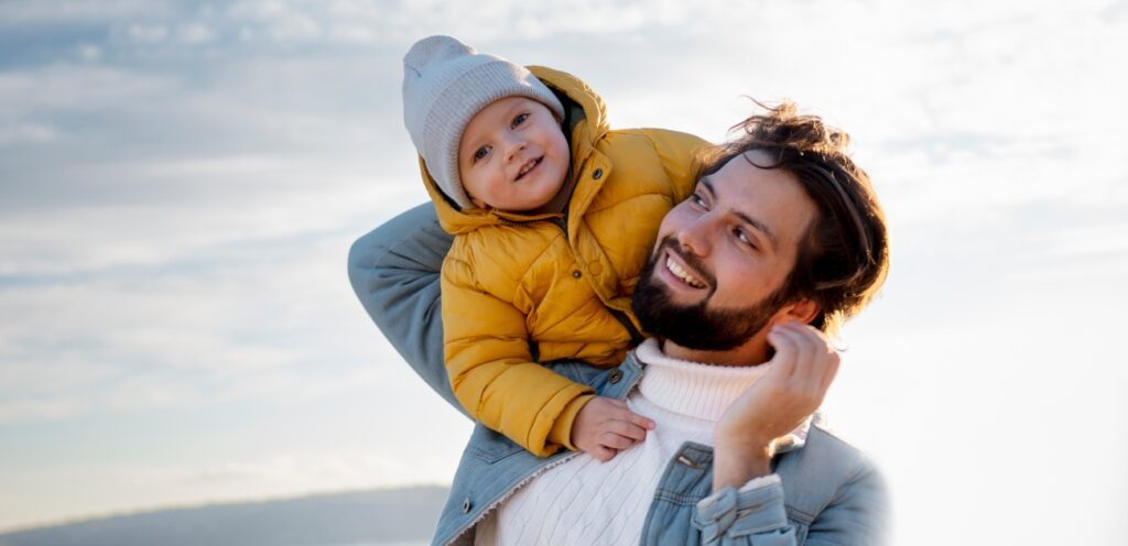 أب وطفل سعيدان