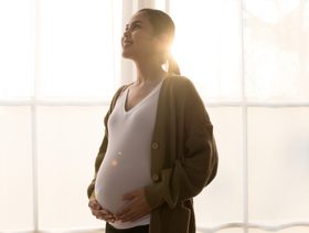 ماذا يحدث لهرموناتكِ في كل مرحلة من الحمل؟