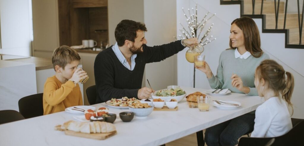 عائلة تتناول الطعام