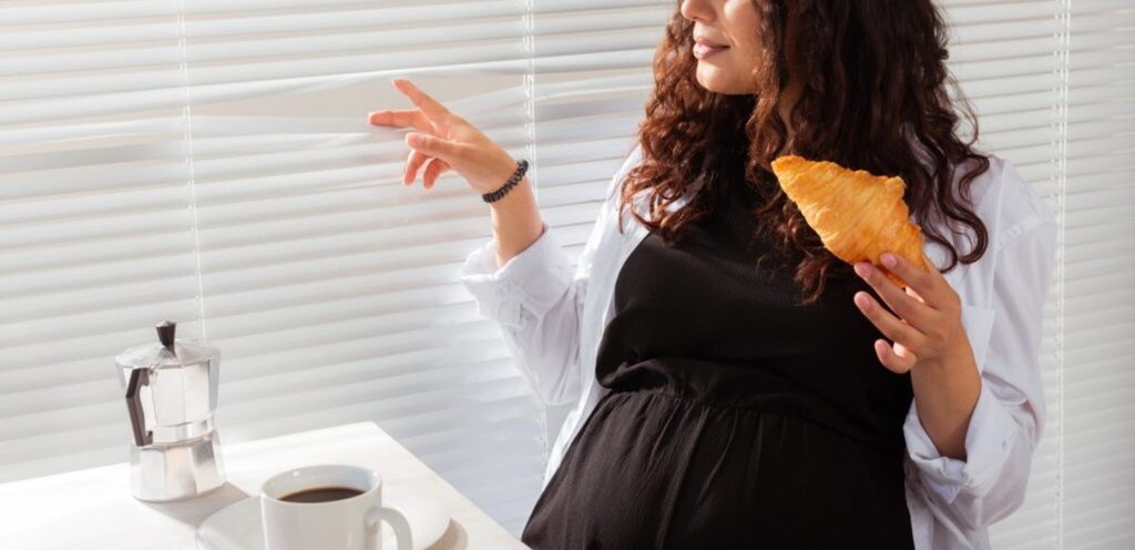 امرأة حامل تتناول الطعام