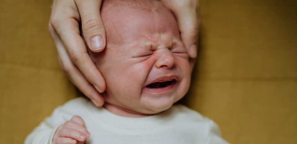 طفل رضيع يبكي