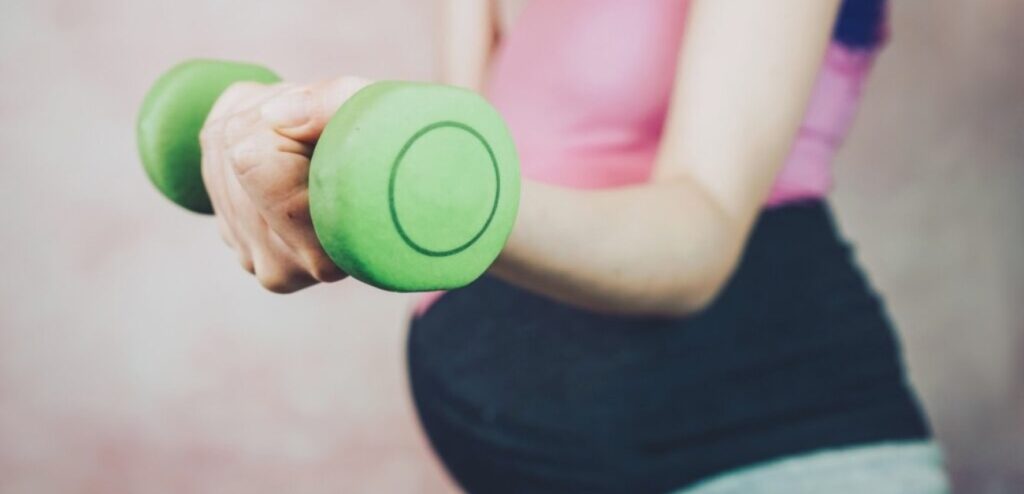 امرأة حامل تمارس الرياضة