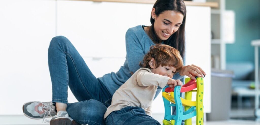 أم تلعب مع طفلها