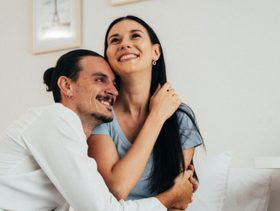 رؤية الزوجة في المنام مع رجل