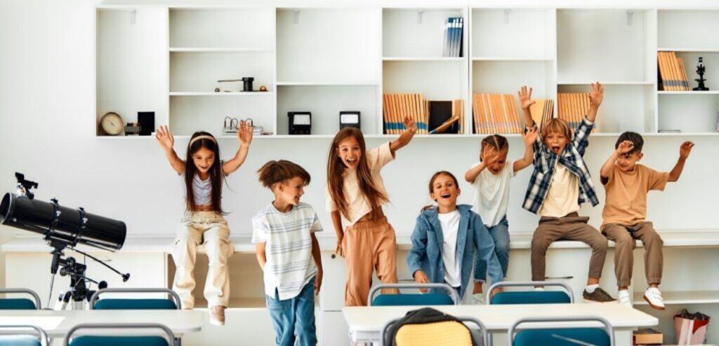 أطفال سعداء في المدرسة