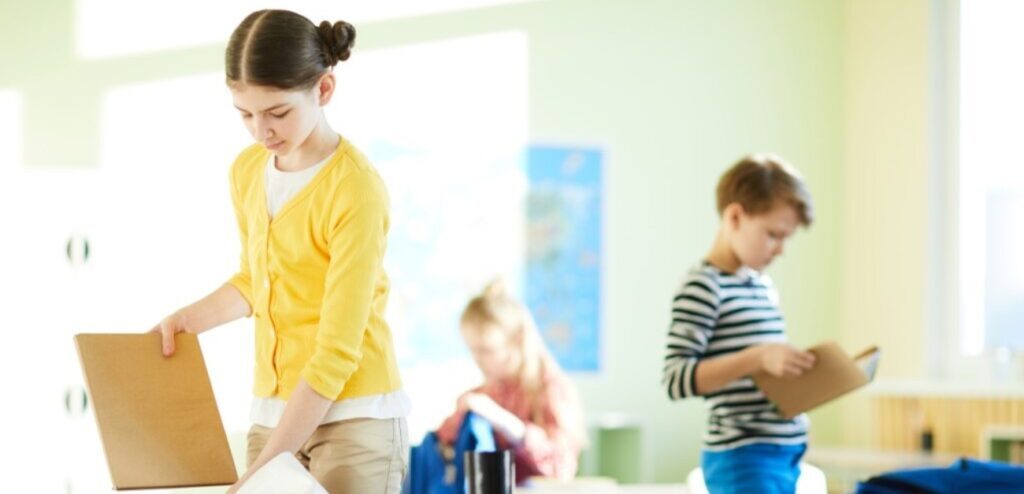 أطفال ينظّفون